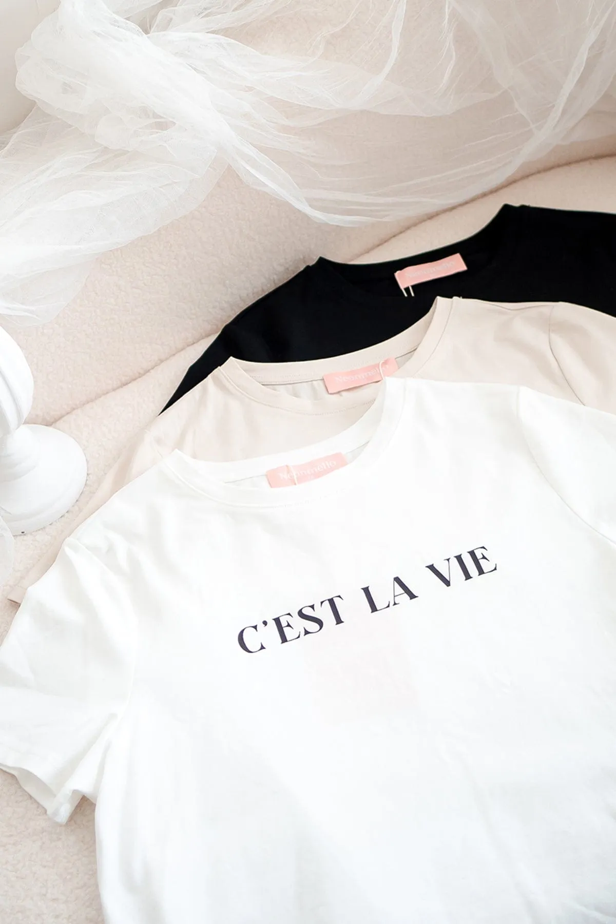 CEST LA VIE QUOTES TEE IN WHITE