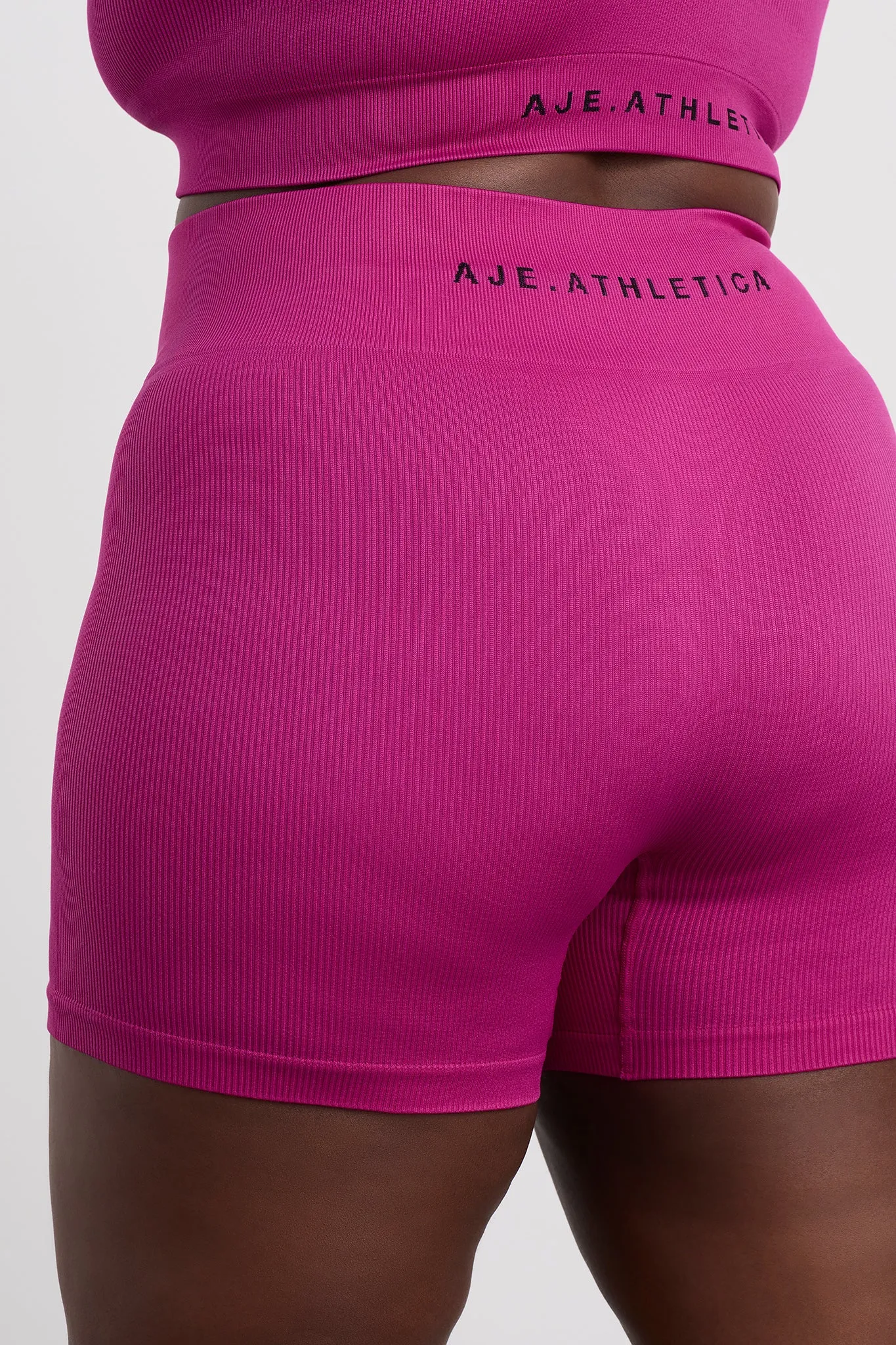 Seamless Mid Length Short 624