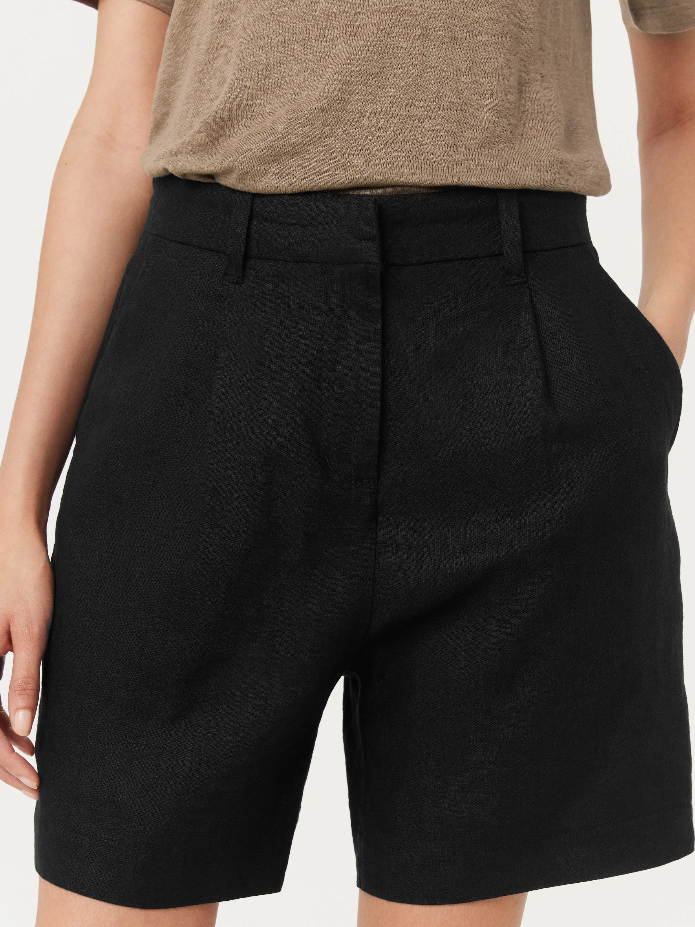 The Amelia Linen Balloon Short in Black